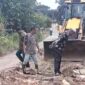 Bukti antusias, warga yang melintas di Kampung Jawa, Jalan Kabupaten penghubung Simpang Torpa Langgapayung-Aektinga, Kec. Sungaikanan, Labusel, Kamis (29/10), turut membantu saat alat berat milik PT STA memperbaiki jalan yang sejak lama bagai kubangan dan mengeruk beram jalan yang ditumbuhi belukar. Foto: ist