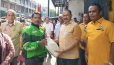 Anggota DPR RI Komisi XIII dari Fraksi Golkar Dapil Sumut I, Kombes Pol.(Purn) Dr Maruli Siahaan SH,MH melakukan baksi sosial kepada ratusan masyarakat penerima manfaat seperti pemulung, sopir angkot dan pengemudi ojek online di Rumah Aspirasi Maruli Siahaan Jl.Nibung II, Kec Medan Petisah, Kota Medan, Jumat (30/10). Foto: Ist.