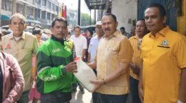 Anggota DPR RI Komisi XIII dari Fraksi Golkar Dapil Sumut I, Kombes Pol.(Purn) Dr Maruli Siahaan SH,MH melakukan baksi sosial kepada ratusan masyarakat penerima manfaat seperti pemulung, sopir angkot dan pengemudi ojek online di Rumah Aspirasi Maruli Siahaan Jl.Nibung II, Kec Medan Petisah, Kota Medan, Jumat (30/10). Foto: Ist.