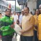 Anggota DPR RI Komisi XIII dari Fraksi Golkar Dapil Sumut I, Kombes Pol.(Purn) Dr Maruli Siahaan SH,MH melakukan baksi sosial kepada ratusan masyarakat penerima manfaat seperti pemulung, sopir angkot dan pengemudi ojek online di Rumah Aspirasi Maruli Siahaan Jl.Nibung II, Kec Medan Petisah, Kota Medan, Jumat (30/10). Foto: Ist.