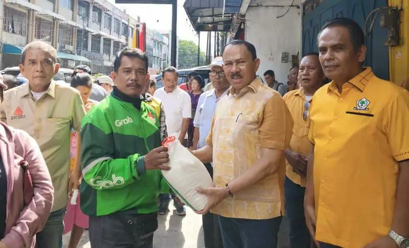 Anggota DPR RI Komisi XIII dari Fraksi Golkar Dapil Sumut I, Kombes Pol.(Purn) Dr Maruli Siahaan SH,MH melakukan baksi sosial kepada ratusan masyarakat penerima manfaat seperti pemulung, sopir angkot dan pengemudi ojek online di Rumah Aspirasi Maruli Siahaan Jl.Nibung II, Kec Medan Petisah, Kota Medan, Jumat (30/10). Foto: Ist.
