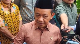 Menteri ESDM Bahlil Lahadalia memberikan keterangan terkait ketersediaan stok BBM nasional di Jakarta, Jumat (16/10/2026). Foto: Ist.