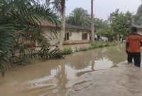 Banjir merendam permukiman warga di Kampung Rendahan, Kecamatan Bosar Maligas, Kabupaten Simalungun, Sumatera Utara, akibat luapan Sungai Parpayakan dan Sungai Sordang setelah hujan berintensitas tinggi selama beberapa hari. Bencana ini berdampak pada 128 kepala keluarga dan 90 rumah warga. (Foto: BNPB)