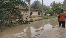 Banjir merendam permukiman warga di Kampung Rendahan, Kecamatan Bosar Maligas, Kabupaten Simalungun, Sumatera Utara, akibat luapan Sungai Parpayakan dan Sungai Sordang setelah hujan berintensitas tinggi selama beberapa hari. Bencana ini berdampak pada 128 kepala keluarga dan 90 rumah warga. (Foto: BNPB)