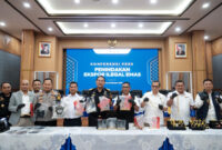 Pejabat Direktorat Jenderal Bea dan Cukai (DJBC) bersama perwakilan Bareskrim Polri memperlihatkan barang bukti emas ilegal dalam konferensi pers penindakan ekspor emas ilegal seberat 25,88 kilogram di Kantor Pusat Bea Cukai, Jakarta. Foto: Ist.
