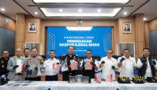 Pejabat Direktorat Jenderal Bea dan Cukai (DJBC) bersama perwakilan Bareskrim Polri memperlihatkan barang bukti emas ilegal dalam konferensi pers penindakan ekspor emas ilegal seberat 25,88 kilogram di Kantor Pusat Bea Cukai, Jakarta. Foto: Ist.