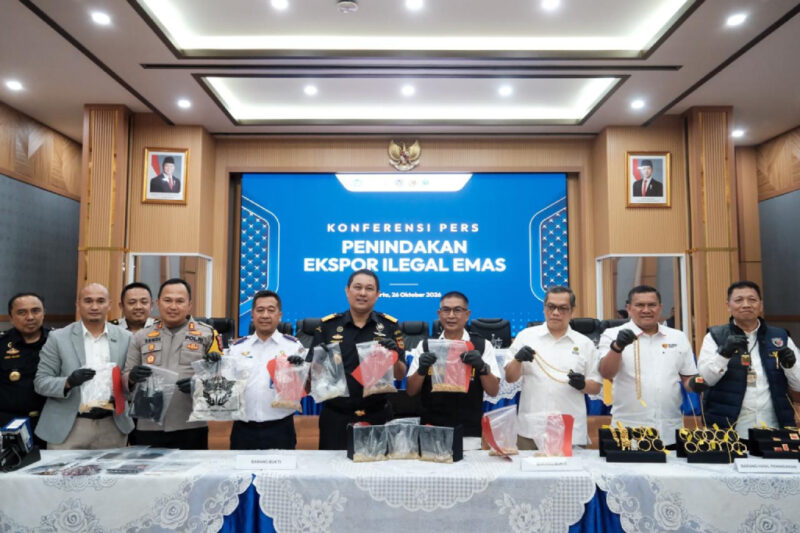 Pejabat Direktorat Jenderal Bea dan Cukai (DJBC) bersama perwakilan Bareskrim Polri memperlihatkan barang bukti emas ilegal dalam konferensi pers penindakan ekspor emas ilegal seberat 25,88 kilogram di Kantor Pusat Bea Cukai, Jakarta. Foto: Ist.