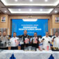 Pejabat Direktorat Jenderal Bea dan Cukai (DJBC) bersama perwakilan Bareskrim Polri memperlihatkan barang bukti emas ilegal dalam konferensi pers penindakan ekspor emas ilegal seberat 25,88 kilogram di Kantor Pusat Bea Cukai, Jakarta. Foto: Ist.