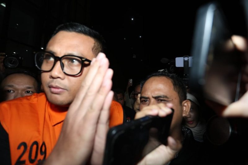 Bupati Klaten Hamenang Wajar Ismoyo saat dibawa keluar Gedung Merah Putih KPK usai ditetapkan tersangka, Jumat (16/10/2026). Foto: Ist.