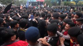 Kerumunan massa saat aksi demonstrasi di Bundaran HI, Rabu 28 Oktober 2026. Polda Metro Jaya tangkap 19 orang beserta barang bukti berbahaya. Foto: Ist.
