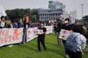 Massa mahasiswa dari Komite Selamatkan Daulat Rakyat (Sadar) menggelar aksi demonstrasi di kawasan Tugu Tani, Jakarta Pusat, Selasa (20/10/2026). Para peserta membentangkan spanduk berisi tuntutan mencakup penanganan karhutla, ketimpangan sosial, hingga penurunan biaya pendidikan. Foto: Ist.