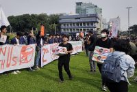 Massa mahasiswa dari Komite Selamatkan Daulat Rakyat (Sadar) menggelar aksi demonstrasi di kawasan Tugu Tani, Jakarta Pusat, Selasa (20/10/2026). Para peserta membentangkan spanduk berisi tuntutan mencakup penanganan karhutla, ketimpangan sosial, hingga penurunan biaya pendidikan. Foto: Ist.