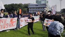 Massa mahasiswa dari Komite Selamatkan Daulat Rakyat (Sadar) menggelar aksi demonstrasi di kawasan Tugu Tani, Jakarta Pusat, Selasa (20/10/2026). Para peserta membentangkan spanduk berisi tuntutan mencakup penanganan karhutla, ketimpangan sosial, hingga penurunan biaya pendidikan. Foto: Ist.