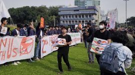 Massa mahasiswa dari Komite Selamatkan Daulat Rakyat (Sadar) menggelar aksi demonstrasi di kawasan Tugu Tani, Jakarta Pusat, Selasa (20/10/2026). Para peserta membentangkan spanduk berisi tuntutan mencakup penanganan karhutla, ketimpangan sosial, hingga penurunan biaya pendidikan. Foto: Ist.