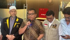 Denny Indrayana cs Laporkan KPU ke DKPP terkait Dugaan Pasal Selundupan Loloskan Gibran. Foto: Ist.