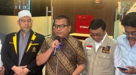 Denny Indrayana cs Laporkan KPU ke DKPP terkait Dugaan Pasal Selundupan Loloskan Gibran. Foto: Ist.