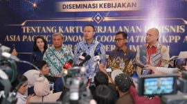 Dirjen Imigrasi Hendarsam Marantoko memberikan keterangan perjalanan luar negeri Nusron Wahid, Selasa (20/10/2026). Foto: Ist.