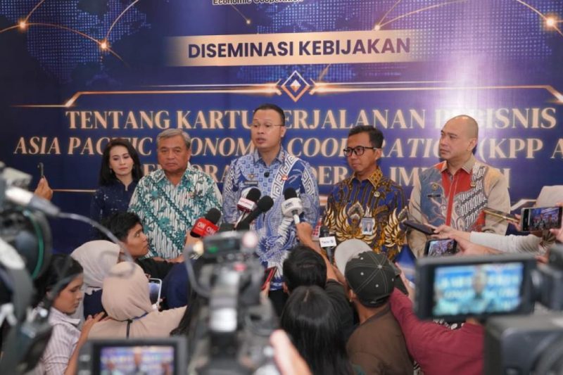 Dirjen Imigrasi Hendarsam Marantoko memberikan keterangan perjalanan luar negeri Nusron Wahid, Selasa (20/10/2026). Foto: Ist.