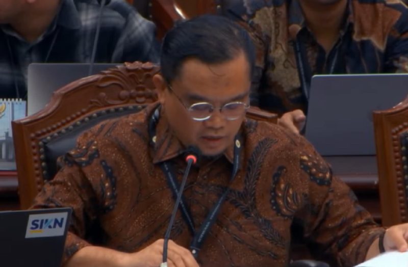 Direktur Jenderal Kemendikdasmen Gogot Suharwoto memberikan penjelasan alur terbitnya Surat Keterangan Penyetaraan pendidikan Gibran di sidang Mahkamah Konstitusi, Jumat (2/10/2026). Foto: Ist.