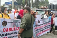 Orang tua murid korban keracunan MBG berunjuk rasa depan DPRD Karo, Kamis (8/10/2026). Dua bulan pasca insiden, tuntut penetapan KLB, kejelasan kompensasi, dan penetapan tersangka agar kepastian hukum terwujud. Foto: Ist.