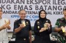 Petugas Bea Cukai Cirebon menampilkan barang bukti emas batangan 24 karat seberat 5 kg senilai Rp12 miliar yang diselundupkan lewat Bandara Kertajati, Selasa (6/10/2026). Dua tersangka diamankan, bea keluar yang dihindari Rp1,3 miliar. Foto: Ist.