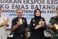 Petugas Bea Cukai Cirebon menampilkan barang bukti emas batangan 24 karat seberat 5 kg senilai Rp12 miliar yang diselundupkan lewat Bandara Kertajati, Selasa (6/10/2026). Dua tersangka diamankan, bea keluar yang dihindari Rp1,3 miliar. Foto: Ist.