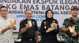 Petugas Bea Cukai Cirebon menampilkan barang bukti emas batangan 24 karat seberat 5 kg senilai Rp12 miliar yang diselundupkan lewat Bandara Kertajati, Selasa (6/10/2026). Dua tersangka diamankan, bea keluar yang dihindari Rp1,3 miliar. Foto: Ist.