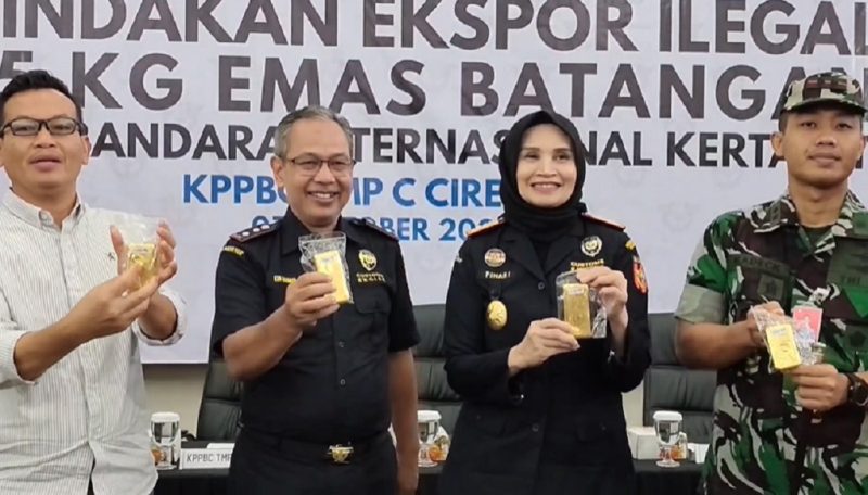 Petugas Bea Cukai Cirebon menampilkan barang bukti emas batangan 24 karat seberat 5 kg senilai Rp12 miliar yang diselundupkan lewat Bandara Kertajati, Selasa (6/10/2026). Dua tersangka diamankan, bea keluar yang dihindari Rp1,3 miliar. Foto: Ist.