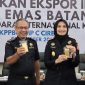 Petugas Bea Cukai Cirebon menampilkan barang bukti emas batangan 24 karat seberat 5 kg senilai Rp12 miliar yang diselundupkan lewat Bandara Kertajati, Selasa (6/10/2026). Dua tersangka diamankan, bea keluar yang dihindari Rp1,3 miliar. Foto: Ist.