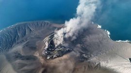 Gunung Anak Krakatau mengalami tiga kali erupsi beruntun pada Senin (19/10/2026) pagi. Foto: Ist.