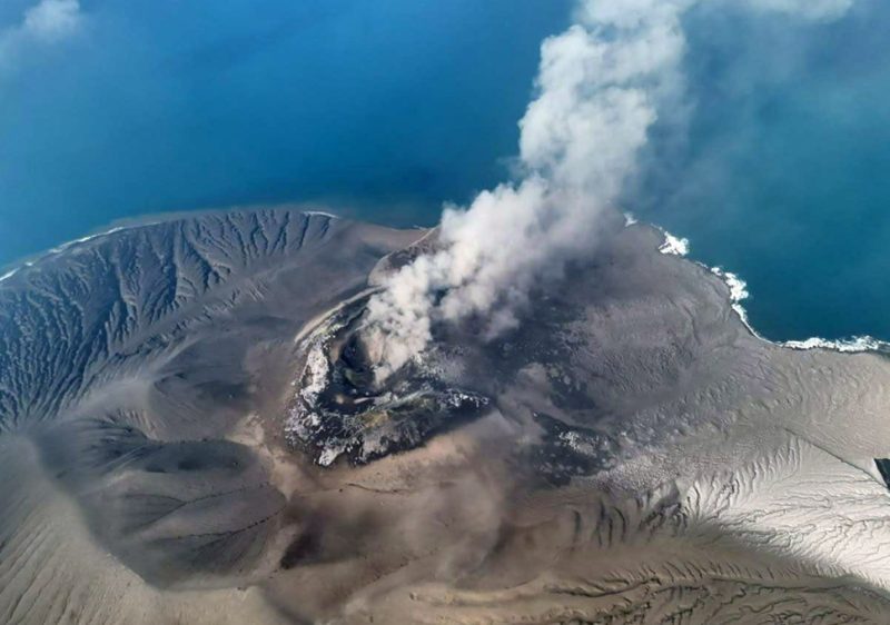 Gunung Anak Krakatau mengalami tiga kali erupsi beruntun pada Senin (19/10/2026) pagi. Foto: Ist.
