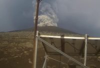 Gunung Anak Krakatau mengalami tiga kali erupsi beruntun pada Selasa (20/10/2026) pagi. Foto: Ist.