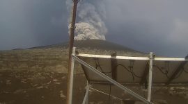 Gunung Anak Krakatau mengalami tiga kali erupsi beruntun pada Selasa (20/10/2026) pagi. Foto: Ist.