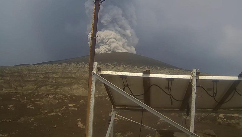Gunung Anak Krakatau mengalami tiga kali erupsi beruntun pada Selasa (20/10/2026) pagi. Foto: Ist.