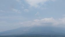 Gunung Semeru erupsi pada Senin (12/10/2026) pukul 11.13 WIB dengan kolom abu setinggi sekitar 900 meter di atas puncak dan mengarah ke barat daya. (Foto: PVMBG)
