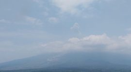 Gunung Semeru erupsi pada Senin (12/10/2026) pukul 11.13 WIB dengan kolom abu setinggi sekitar 900 meter di atas puncak dan mengarah ke barat daya. (Foto: PVMBG)