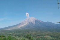 Kenampakan visual Gunung Semeru di Jawa Timur saat melontarkan aktivitas vulkanik berupa kolom abu dari puncak kawah di tengah statusnya yang berada di Level III (Siaga). Foto: Ist.