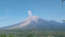 Kenampakan visual Gunung Semeru di Jawa Timur saat melontarkan aktivitas vulkanik berupa kolom abu dari puncak kawah di tengah statusnya yang berada di Level III (Siaga). Foto: Ist.
