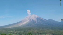 Kenampakan visual Gunung Semeru di Jawa Timur saat melontarkan aktivitas vulkanik berupa kolom abu dari puncak kawah di tengah statusnya yang berada di Level III (Siaga). Foto: Ist.