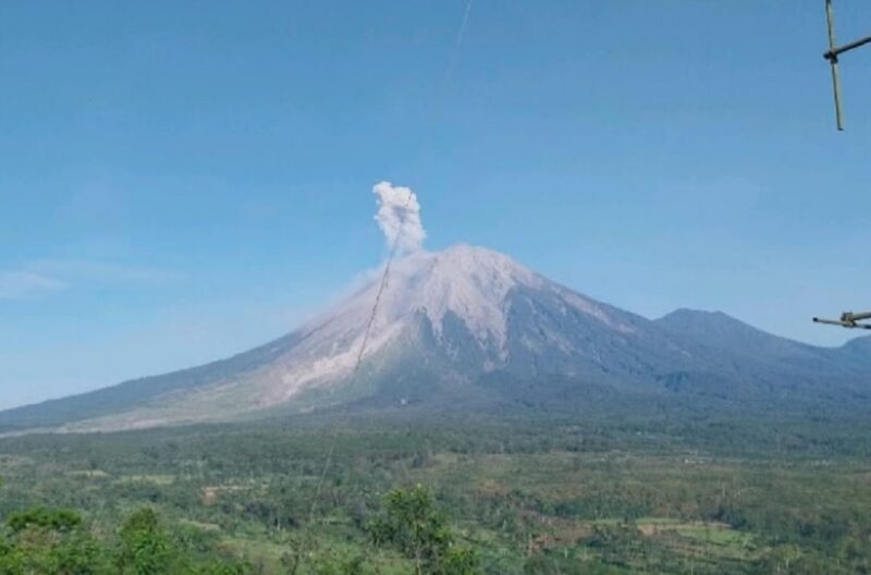 Kenampakan visual Gunung Semeru di Jawa Timur saat melontarkan aktivitas vulkanik berupa kolom abu dari puncak kawah di tengah statusnya yang berada di Level III (Siaga). Foto: Ist.