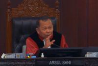 Hakim MK Asrul Sani saat menyoroti kejanggalan frasa 