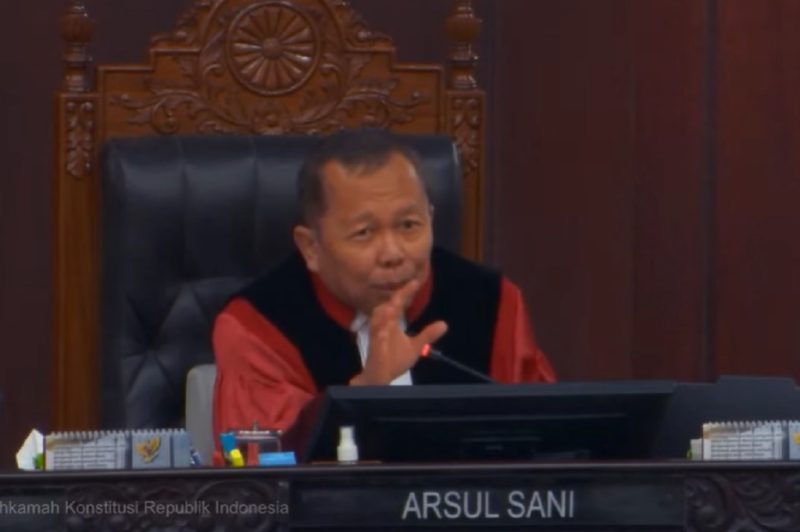 Hakim MK Asrul Sani saat menyoroti kejanggalan frasa 