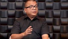 Mantan Wamenkumham Denny Indrayana mendesak Presiden Prabowo sampaikan sikap resmi soal putusan MK terkait ijazah Wapres Gibran. Foto: Ist.