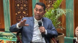 Juru Bicara DPP Gerindra Kamrussamad saat berbicara dalam forum evaluasi 2 tahun pemerintahan Prabowo-Gibran, Selasa (20/10/2026). Foto: Ist.
