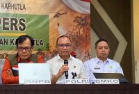 Jajaran pejabat dari BNPB, Polri, dan BMKG mengikuti konferensi pers terkait penanganan kebakaran hutan dan lahan (karhutla). Bareskrim Polri menetapkan sembilan perusahaan perkebunan kelapa sawit sebagai tersangka dalam kasus karhutla, dengan total luas lahan terbakar mencapai 25.600,26 hektare. Foto: Ist.