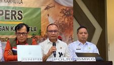 Jajaran pejabat dari BNPB, Polri, dan BMKG mengikuti konferensi pers terkait penanganan kebakaran hutan dan lahan (karhutla). Bareskrim Polri menetapkan sembilan perusahaan perkebunan kelapa sawit sebagai tersangka dalam kasus karhutla, dengan total luas lahan terbakar mencapai 25.600,26 hektare. Foto: Ist.