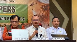 Jajaran pejabat dari BNPB, Polri, dan BMKG mengikuti konferensi pers terkait penanganan kebakaran hutan dan lahan (karhutla). Bareskrim Polri menetapkan sembilan perusahaan perkebunan kelapa sawit sebagai tersangka dalam kasus karhutla, dengan total luas lahan terbakar mencapai 25.600,26 hektare. Foto: Ist.