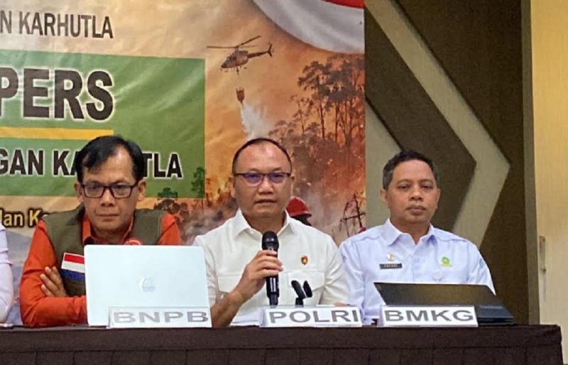 Jajaran pejabat dari BNPB, Polri, dan BMKG mengikuti konferensi pers terkait penanganan kebakaran hutan dan lahan (karhutla). Bareskrim Polri menetapkan sembilan perusahaan perkebunan kelapa sawit sebagai tersangka dalam kasus karhutla, dengan total luas lahan terbakar mencapai 25.600,26 hektare. Foto: Ist.