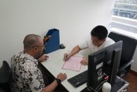 Proses penyerahan tersangka dan barang bukti perkara korupsi pengadaan motor listrik program MBG dari Kejagung ke Kejari Jakarta Pusat, Jumat (9/10/2026). Kerugian negara mencapai Rp863,8 miliar, 5 tersangka ditahan. Foto: Ist.