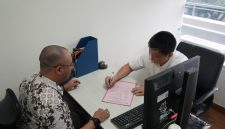Proses penyerahan tersangka dan barang bukti perkara korupsi pengadaan motor listrik program MBG dari Kejagung ke Kejari Jakarta Pusat, Jumat (9/10/2026). Kerugian negara mencapai Rp863,8 miliar, 5 tersangka ditahan. Foto: Ist.